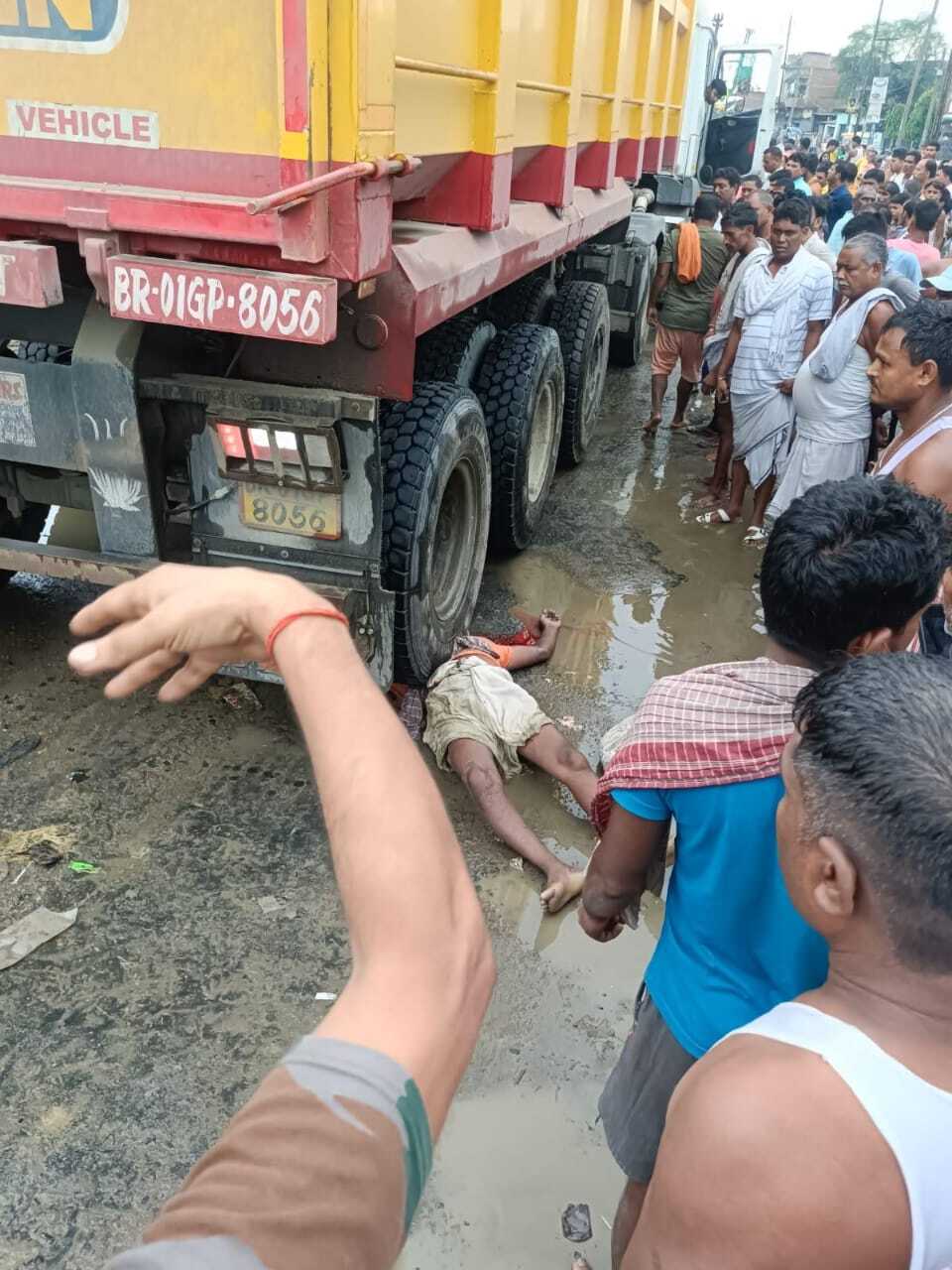 Bhagalpur news बाइक सवार दादा पोता को हाईवा ने रौंदा, दादा की मौत पोता जख्मी