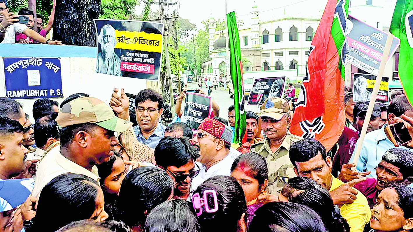 हिंदुओं पर हमले के खिलाफ भाजपा ने किया रामपुरहाट थाने का घेराव