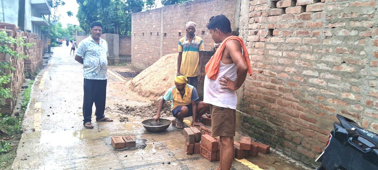 Bhagalpur news पानी नाला में गिराने से मना करने पर मुखिया ने सड़क पर दी दीवार