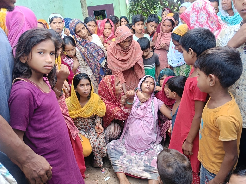 बीच सड़क पर मृत पड़े सांड़ से टकराकर बाइक सवार मछली व्यवसाय की हुई मौत