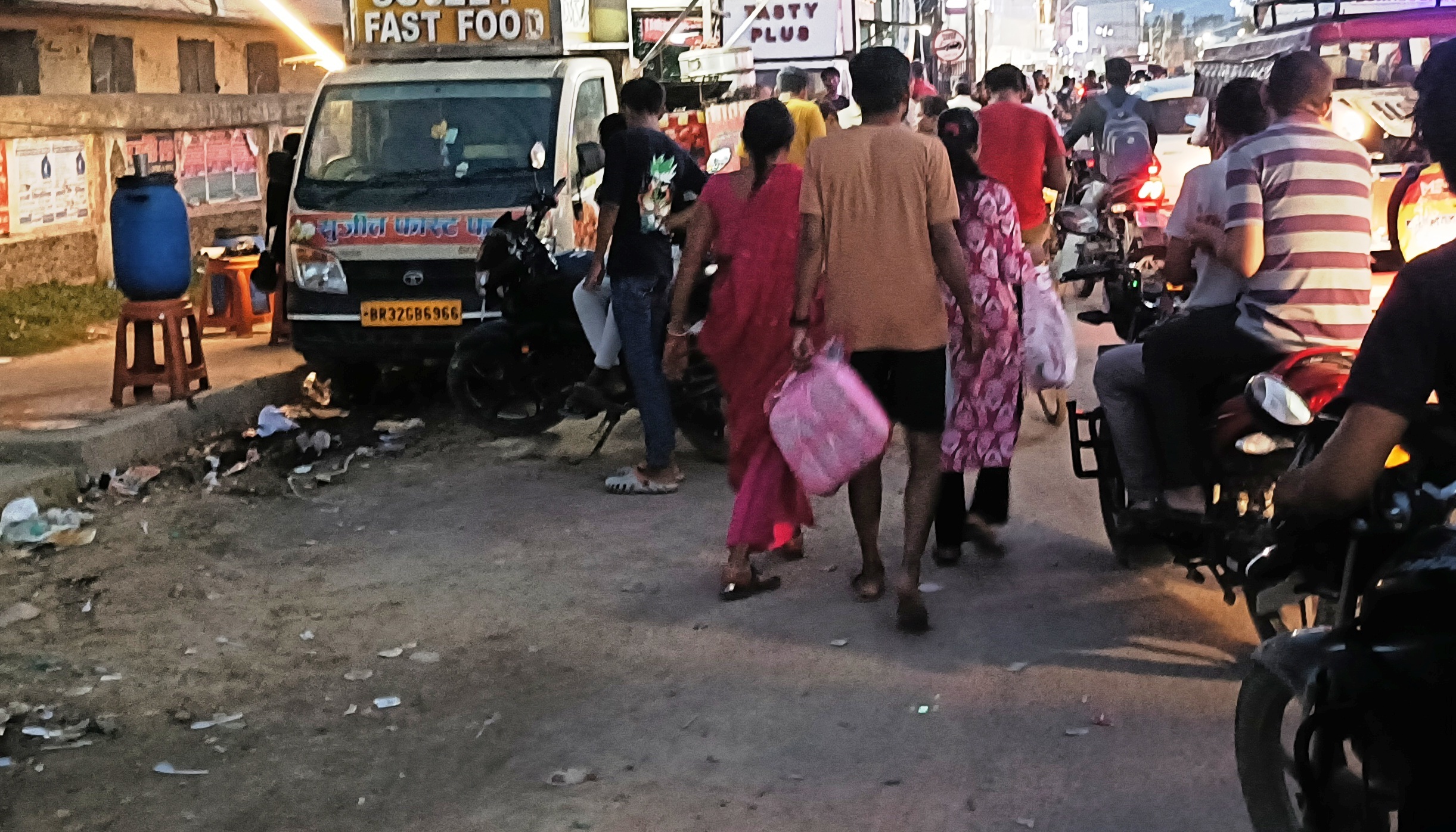 Madhubani : फास्ट फूड का बढ़ रहा क्रेज, चाउमिन, मोमोस बना शाम का नाश्ता