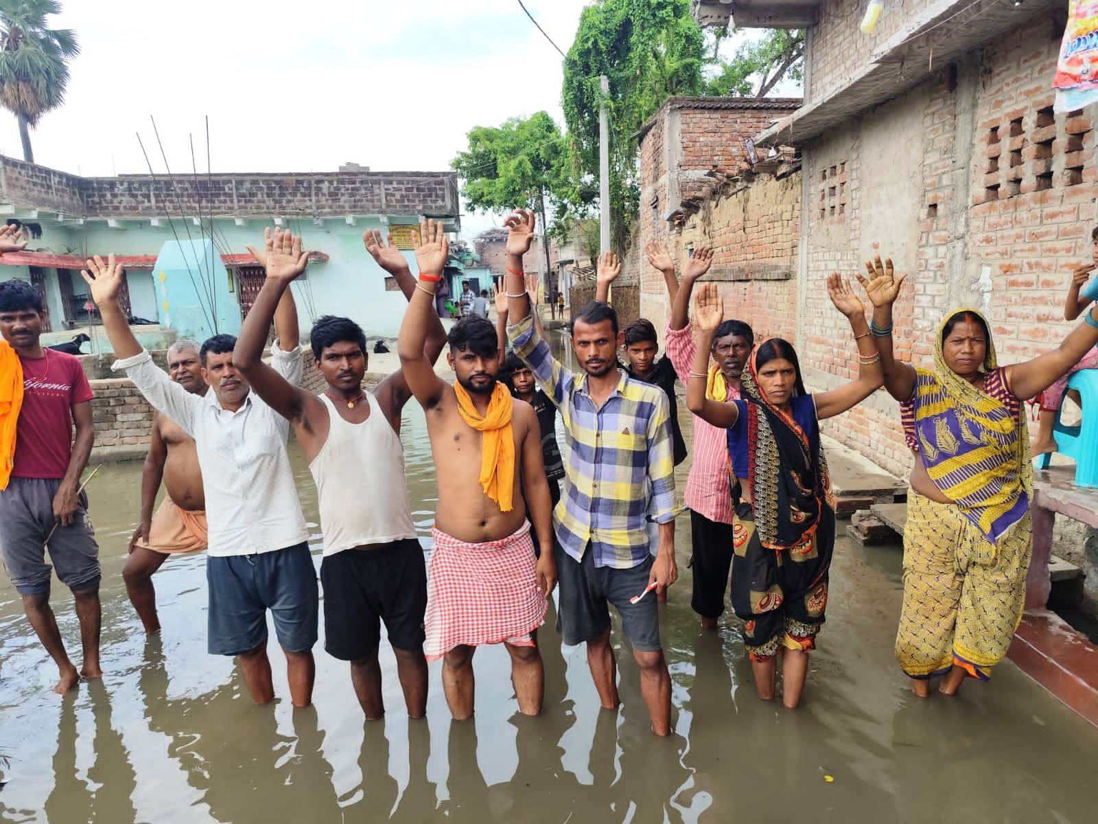 भरूब गांव में अचानक घुसा नहर का पानी, ग्रामीणों ने जताया विरोध