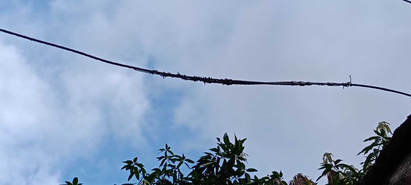 मकानों के ऊपर से गुजर रहे हाइ वोल्टेज तार को बदलने की मांग