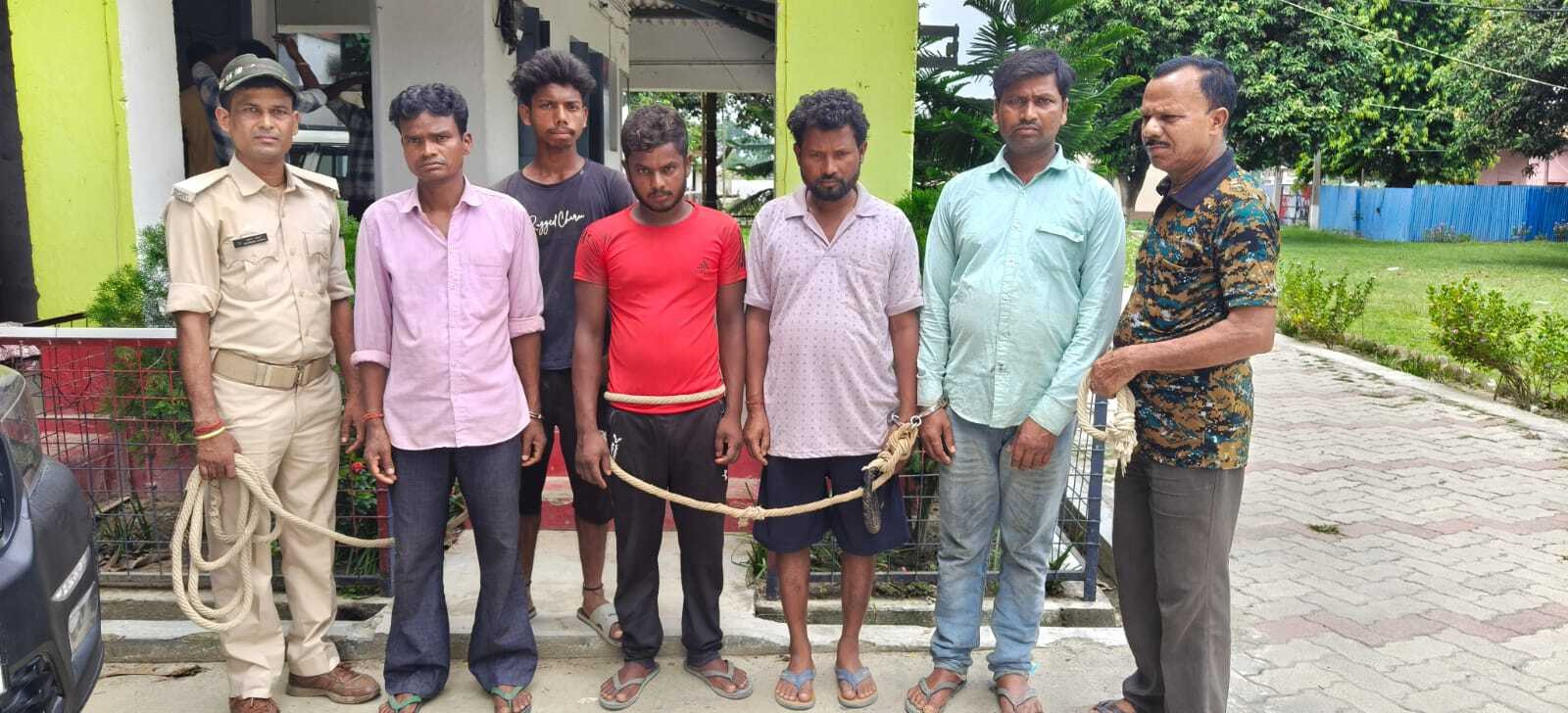 81 लीटर शराब के साथ पांच तस्कर गिरफ्तार
