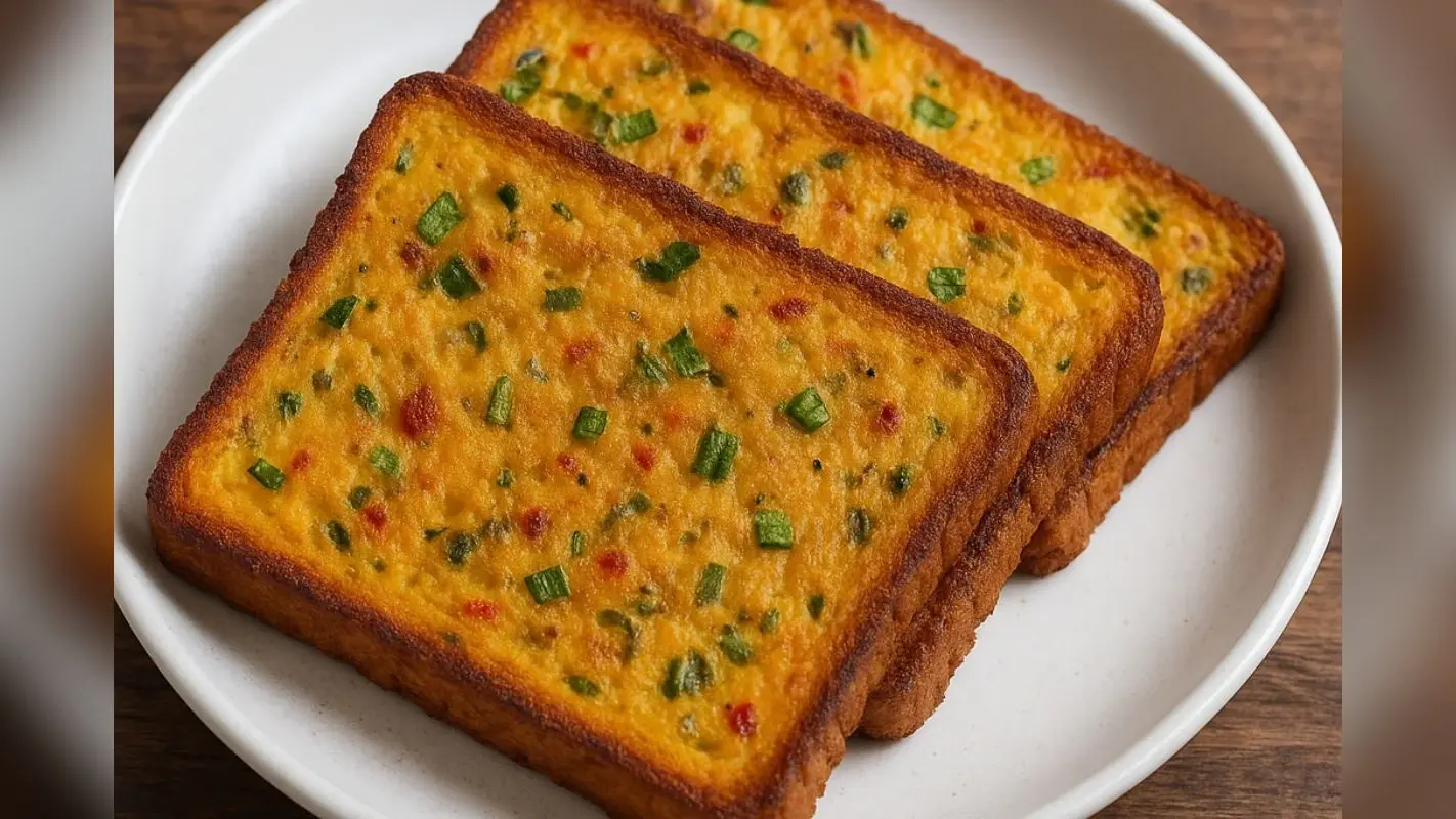 Bread Besan Toast: सिंपल ब्रेड को दें टेस्टी ट्विस्ट, बनाएं क्रिस्पी बेसन टोस्ट