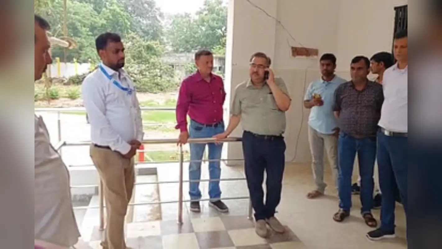 Bihar News: बंद पड़े CHC में अचानक निरीक्षण करने पहुंचे सिविल सर्जन, हालत देख गुस्से से हुए लाल