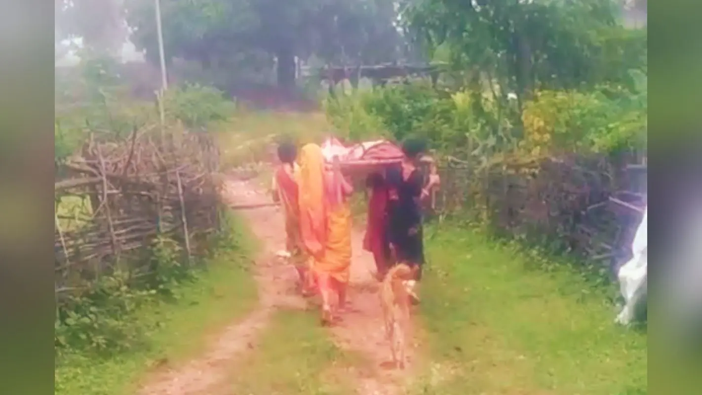 Bokaro News: न सड़क, न सुविधा… खटिया बनी एंबुलेंस, बीमार महिला को यूं पहुंचाया गया अस्पताल