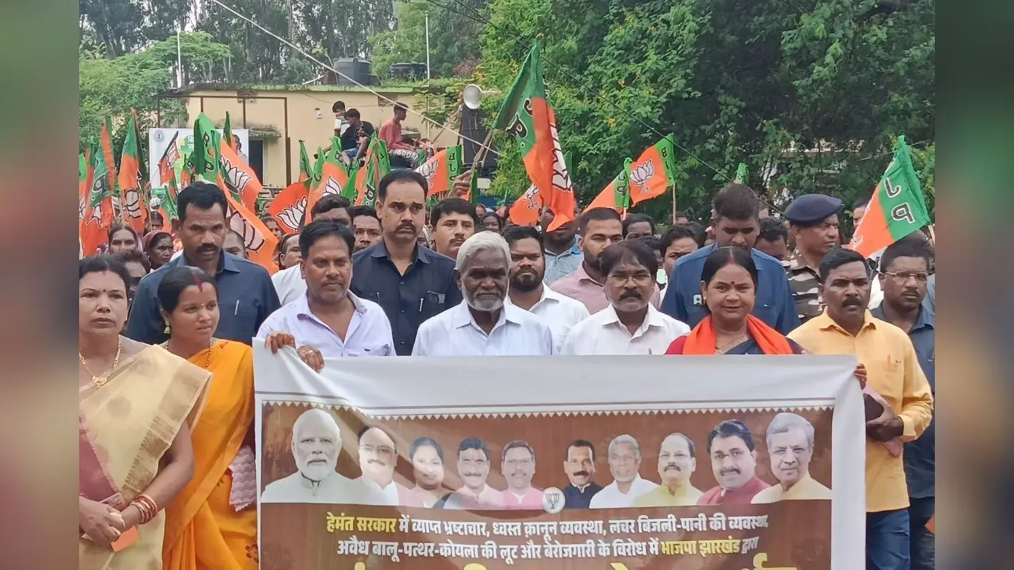 ‘वोट बैंक के लिए झारखंड को बना रही मुर्शिदाबाद, बांग्लादेशियों को दे रही मंईयां योजना के पैसे’ हेमंत सरकार पर बरसे चंपाई सोरेन