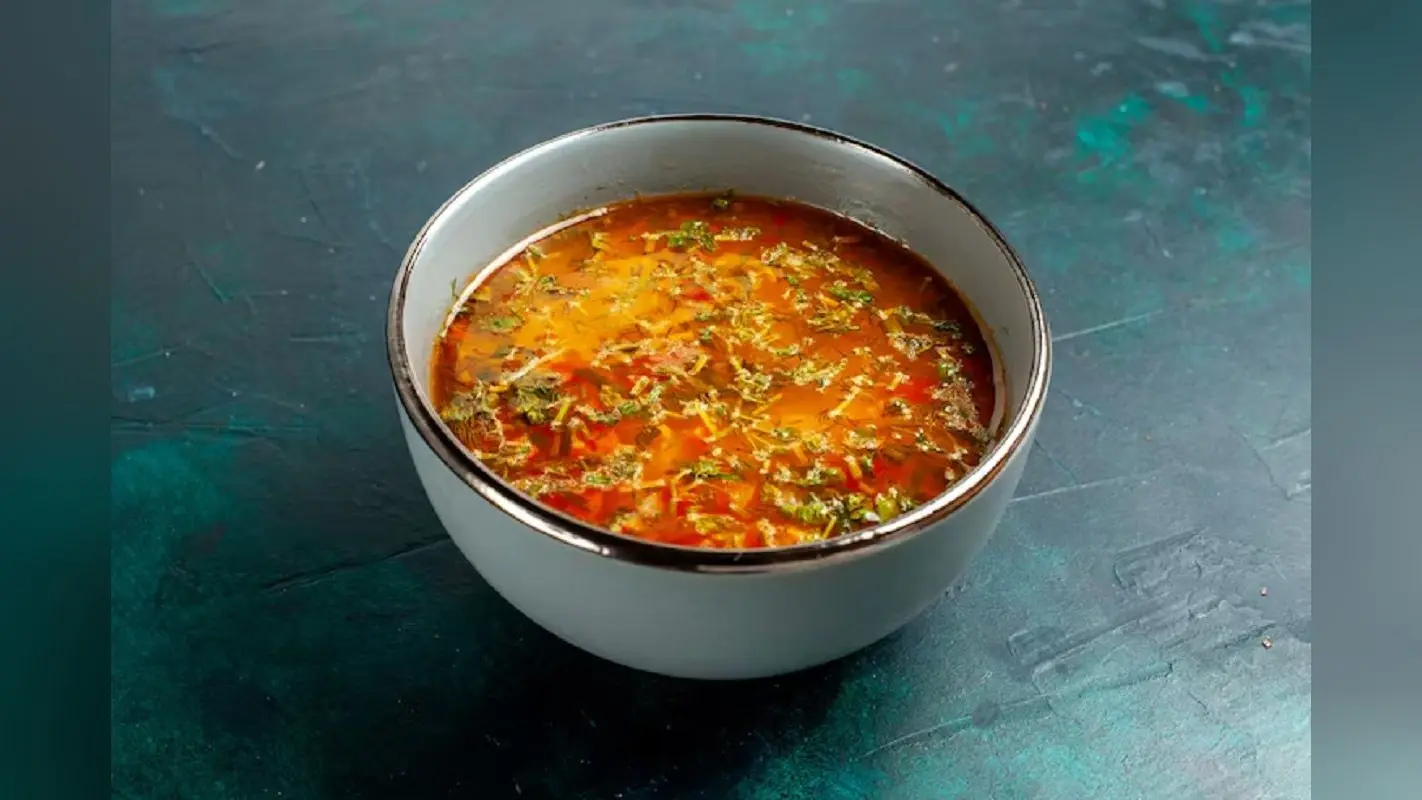 Chili Garlic Soup Recipe: इस मानसून ट्राइ करें कुछ चटपटा, घर पर बनाए रेस्टोरेंट स्टाइल सूप