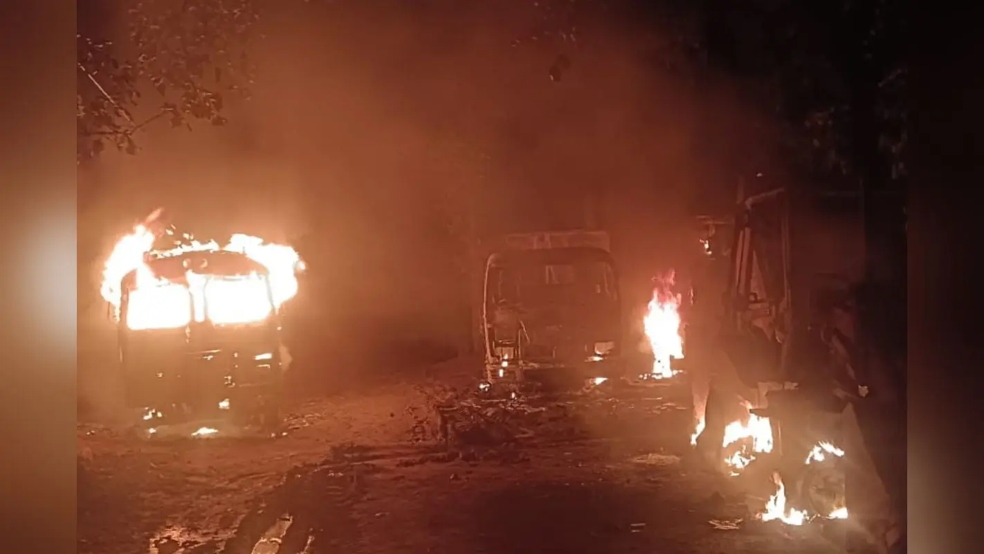 झारखंड के हजारीबाग में अपराधियों का तांडव, JCB और हाइवा समेत कई गाड़ियों को किया आग के हवाले