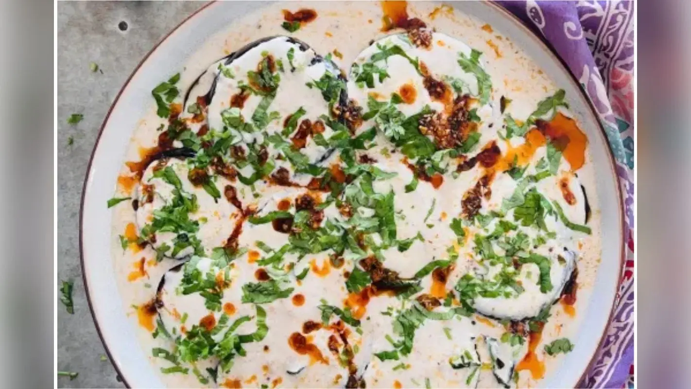 Dahi Baingan Recipe: बोरिंग बैंगन को दें जायकेदार ट्विस्ट, सबको आएगा पसंद