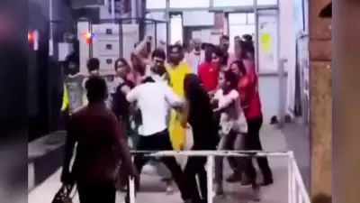 इमरजेंसी वार्ड में हंगामा, किन्नरों ने अर्धनग्न होकर किया प्रदर्शन,डाक्टर को पकड़कर पीटा