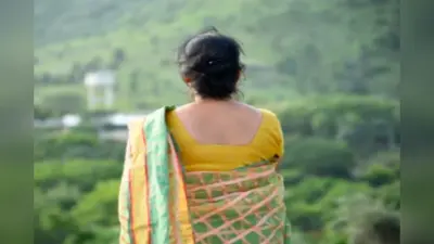 बेटी के लिए रिश्ता देखने गई विधवा मां खुद ही कर बैठी प्यार, आधी उम्र के युवक से मंदिर में रचाई शादी