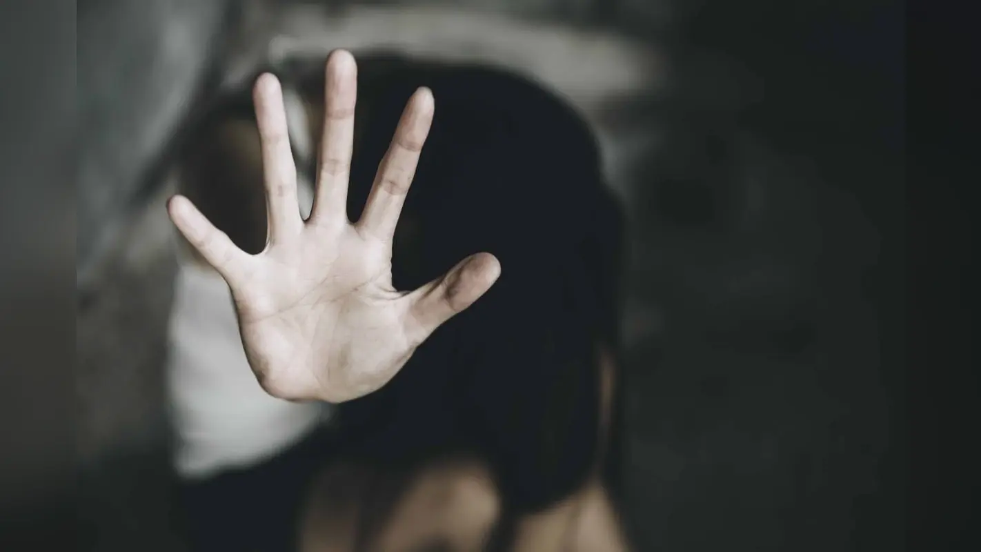 “घर की दहलीज़ पर टूटा भरोसा: सौतेले पिता की घिनौनी करतूत उजागर”