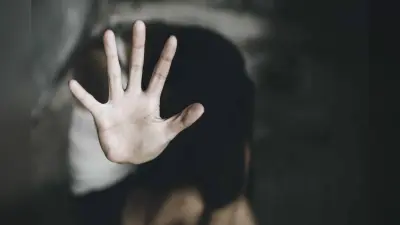 “घर की दहलीज़ पर टूटा भरोसा: सौतेले पिता की घिनौनी करतूत उजागर”
