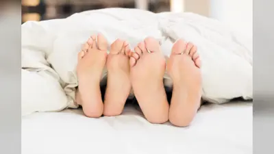 पति सोया था बाहर… कमरे में पत्नी के साथ था ‘वो’! दरवाज़ा खुला तो संदूक में छिपा मिला दूसरा मर्द, उड़ गए होश!