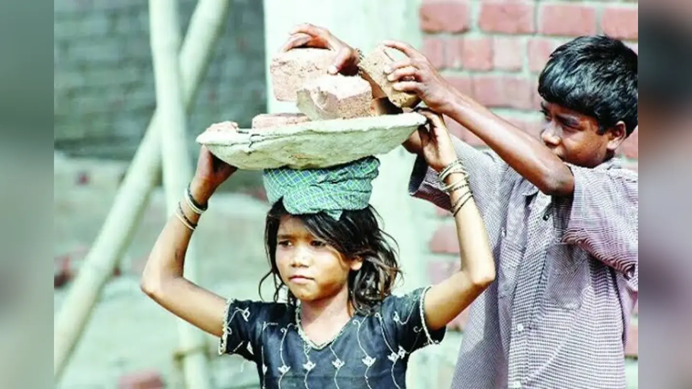 काँधे नन्हे, बोझ भारी – ये कैसी मज़बूरी हमारी?