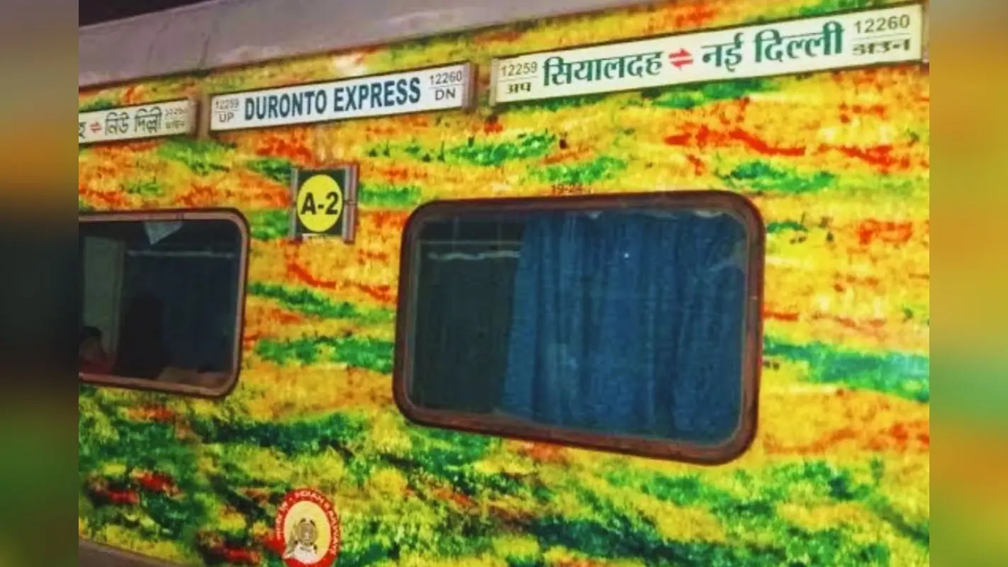 बिहार में दुरंतो एक्सप्रेस के 5 कोच में लूटपाट, आधी रात सोते यात्रियों का बैग और फोन ले उड़े चोर