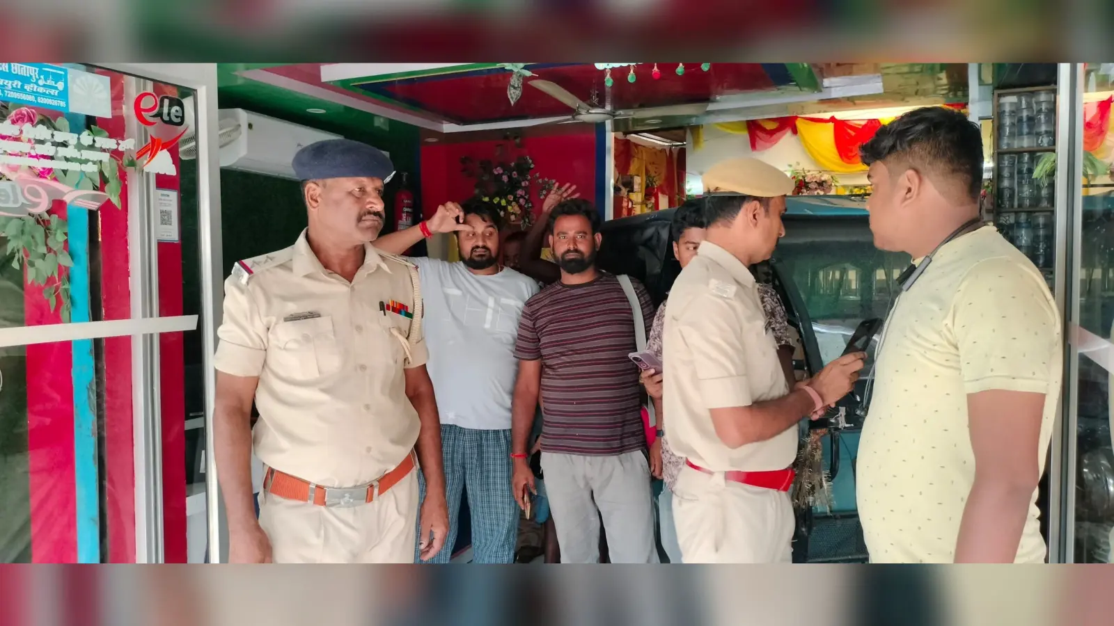 ई रिक्शा शोरूम से नकदी समेत दस लाख की संपत्ति चोरी