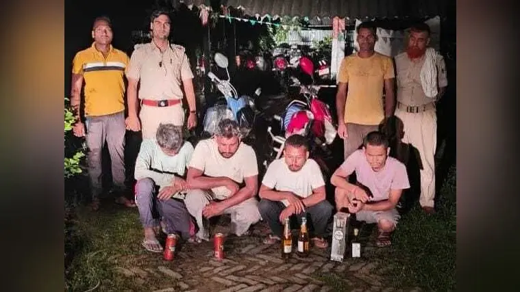 उत्पाद पुलिस ने पांच शराब तस्करों को किया गिरफ्तार