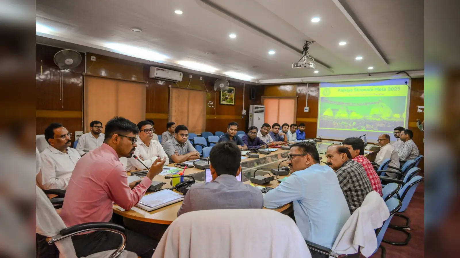 Deoghar News : श्रावणी मेला में श्रद्धालुओं की सुरक्षा सर्वोपरि, कांवरिया रूट व बाबा मंदिर में करें पुख्ता इंतजाम : डीसी