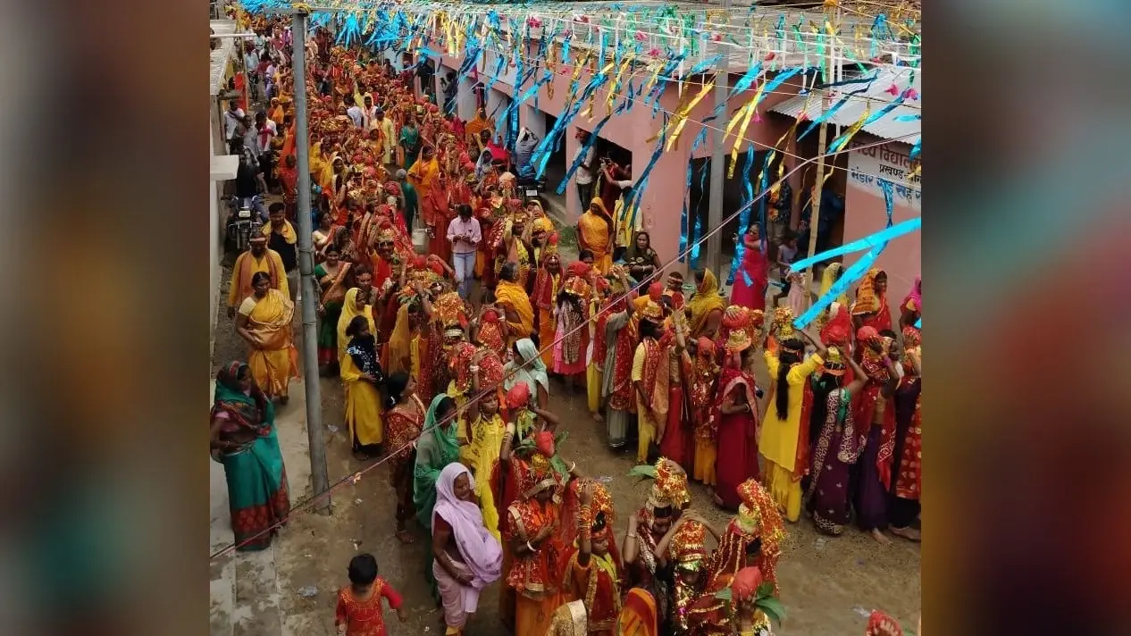मंदिर में शिवलिंग स्थापना को लेकर निकाली गयी कलश शोभायात्रा