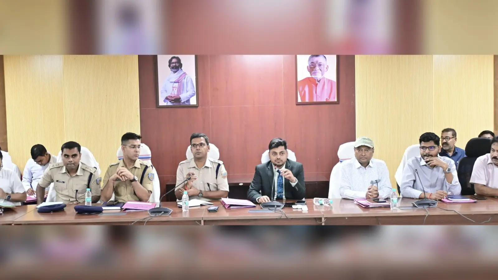 Dhanbad News : सोशल मीडिया में अफवाह फैलाने वालों के विरुद्ध होगी सख्त कार्रवाई : डीसी