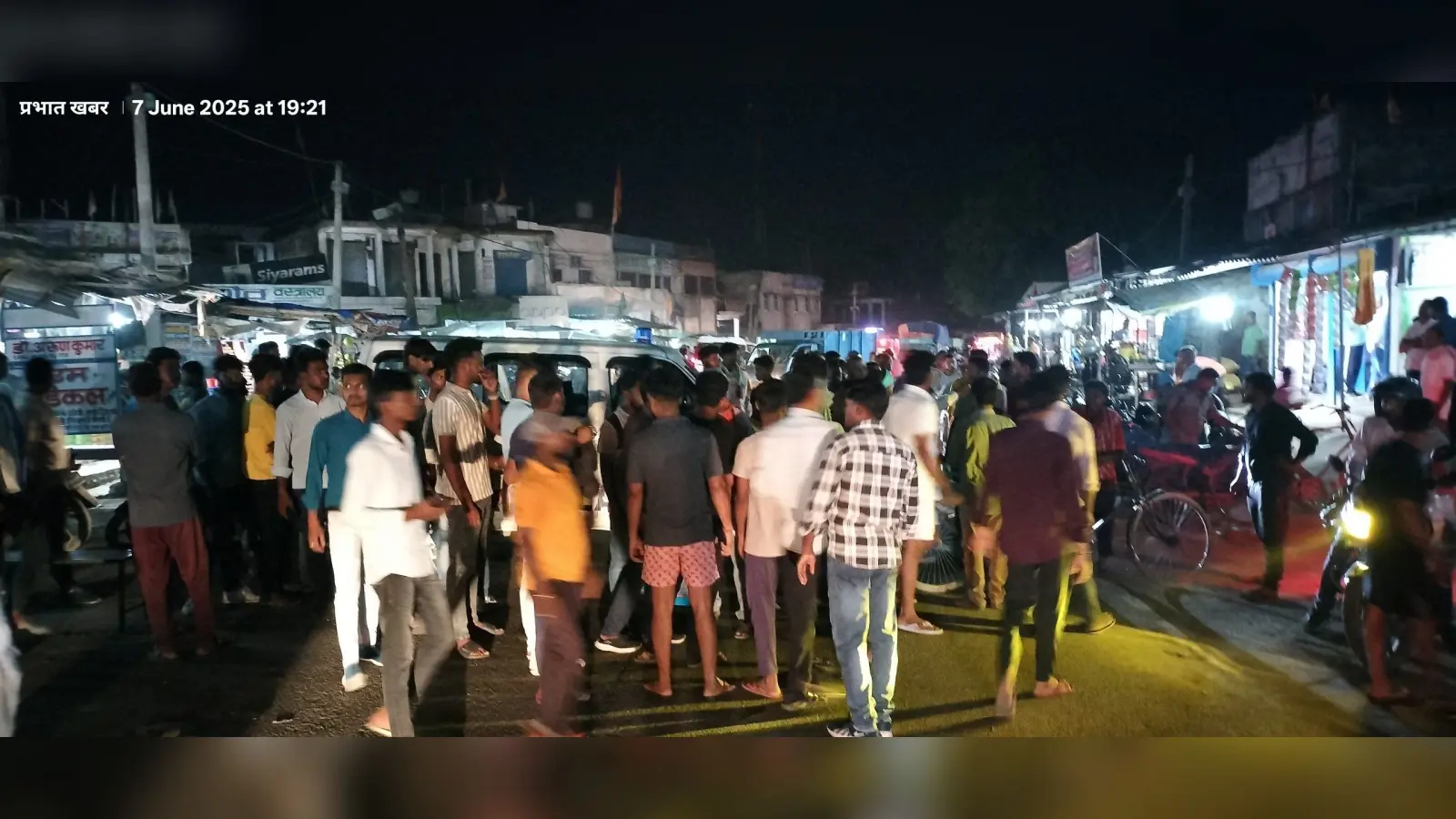 Giridih News: सड़क दुर्घटना में घायल युवक की मौत के बाद परिजनों ने किया सड़क जाम