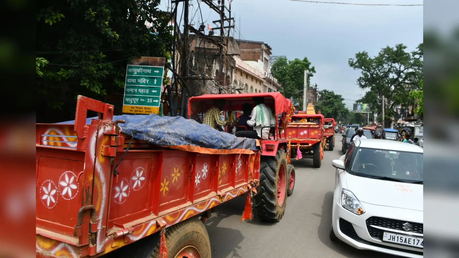 Deoghar news : पुलिस ने चलाया छापेमापी अभियान, बालू लोड तीन ट्रैक्टरों को किया जब्त