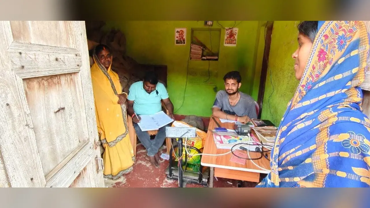 मुखिया ने तय मात्रा में अनाज वितरण का दिया निर्देश