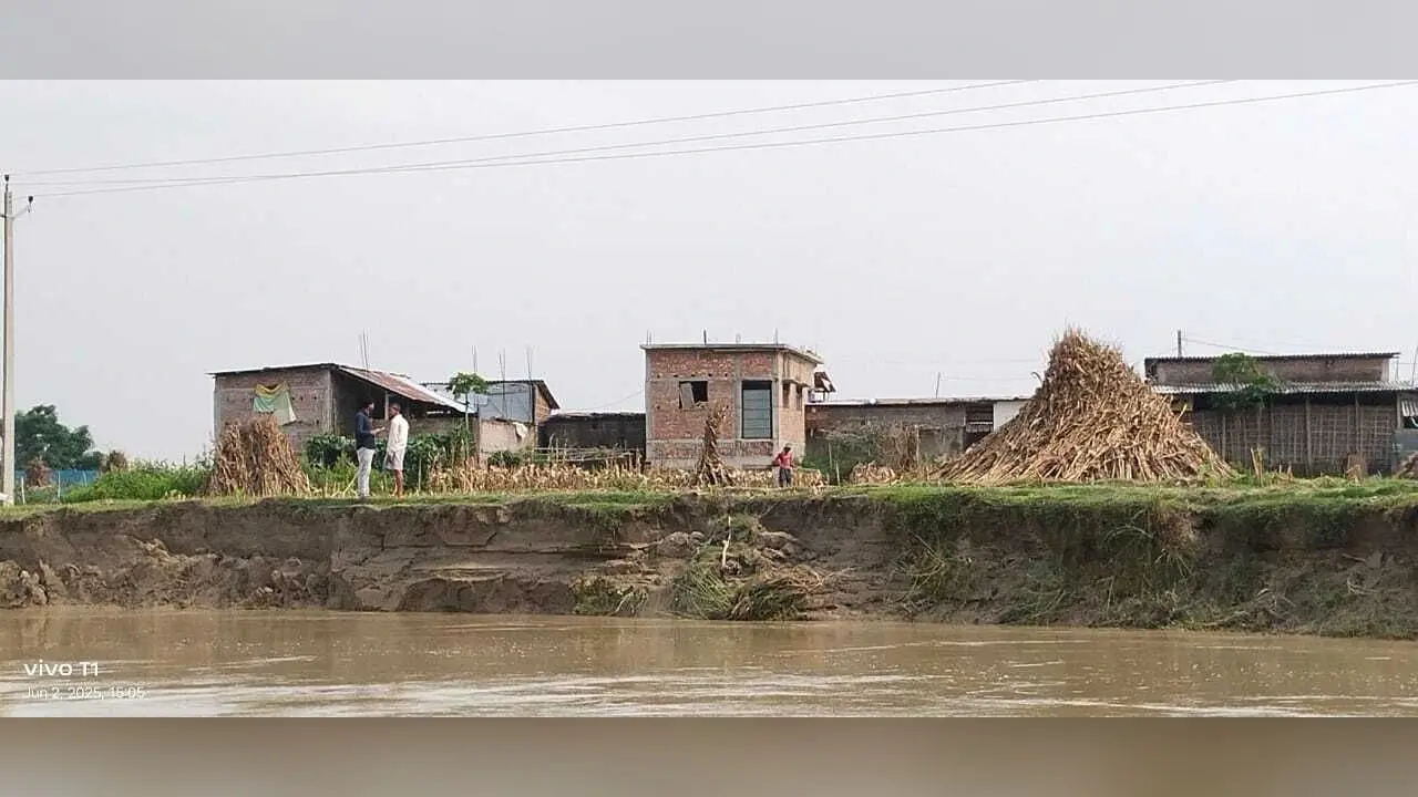 नूना नदी के कटाव की चपेट में छपनियां व बच्चाखाड़ी टोला