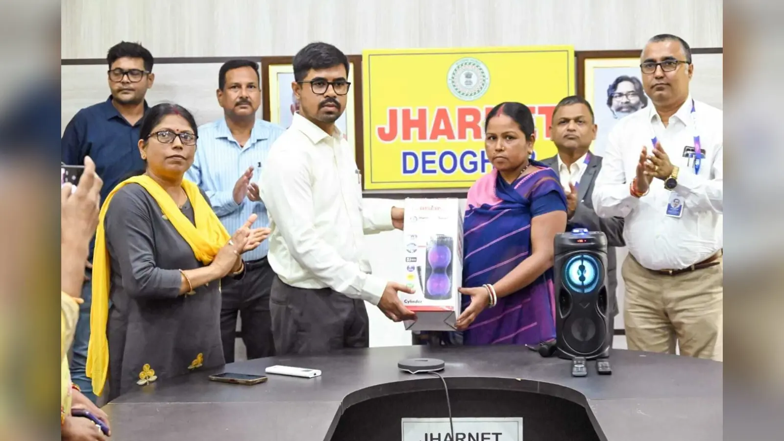 Deoghar News : 166 आंगनबाड़ी केंद्र को दिये गये हाइटेक साउंड सिस्टम व माइक