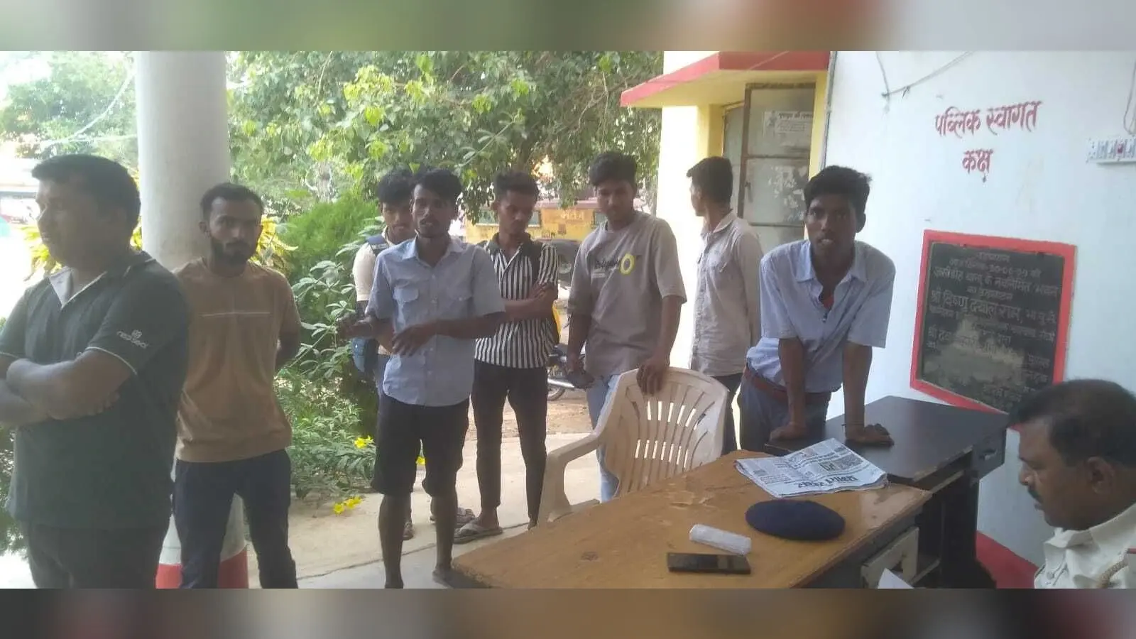 Deoghar News : नौकरी दिलाने के नाम पर ठगी व मारपीट का आरोप, थाने में दी शिकायत