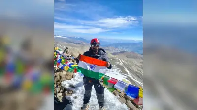 Sports : शशि शेखर ने लद्दाख के यूटी कांगड़ी पर फहराया तिरंगा