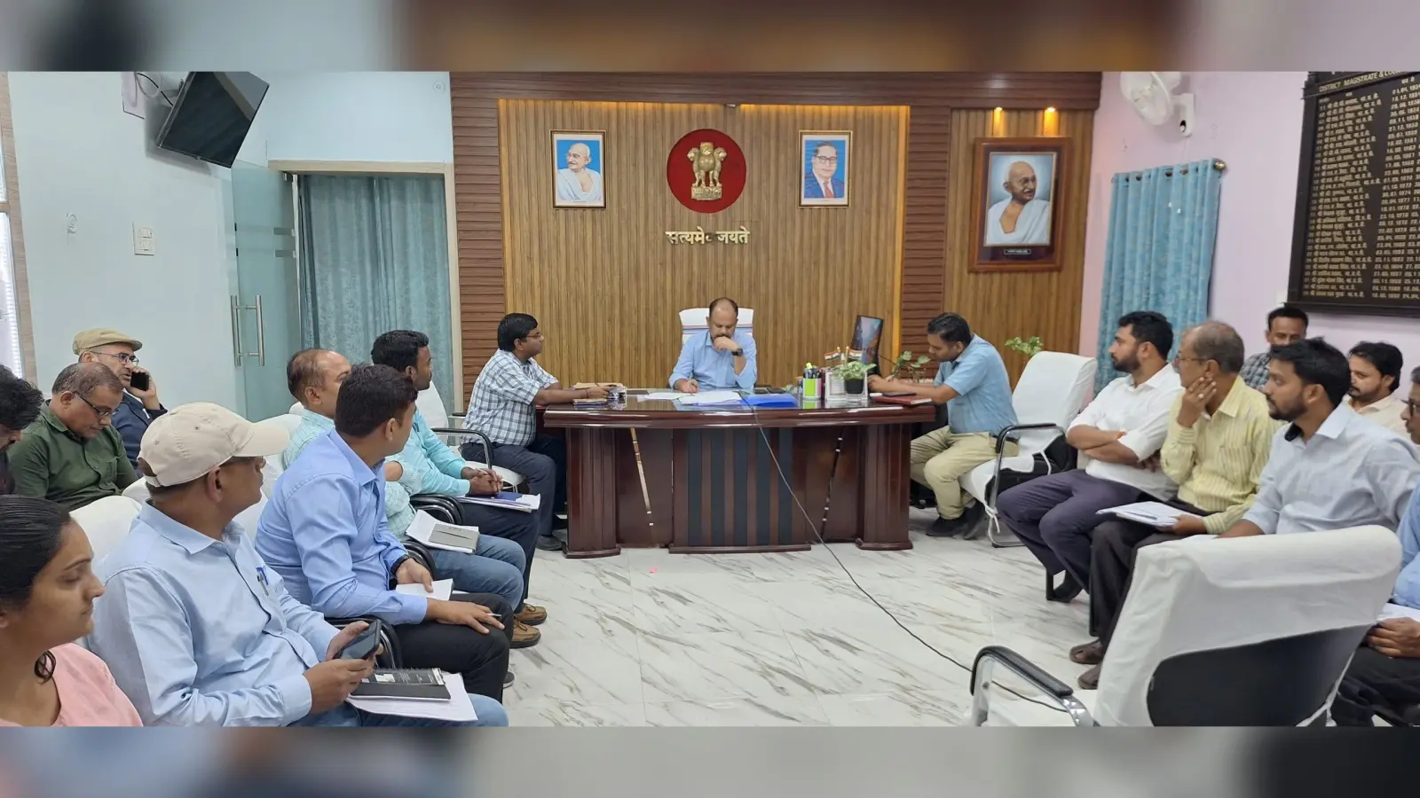 विभिन्न सरकारी विभागों से संबंधित भूमि अधियाचना को लेकर डीएम ने की समीक्षा