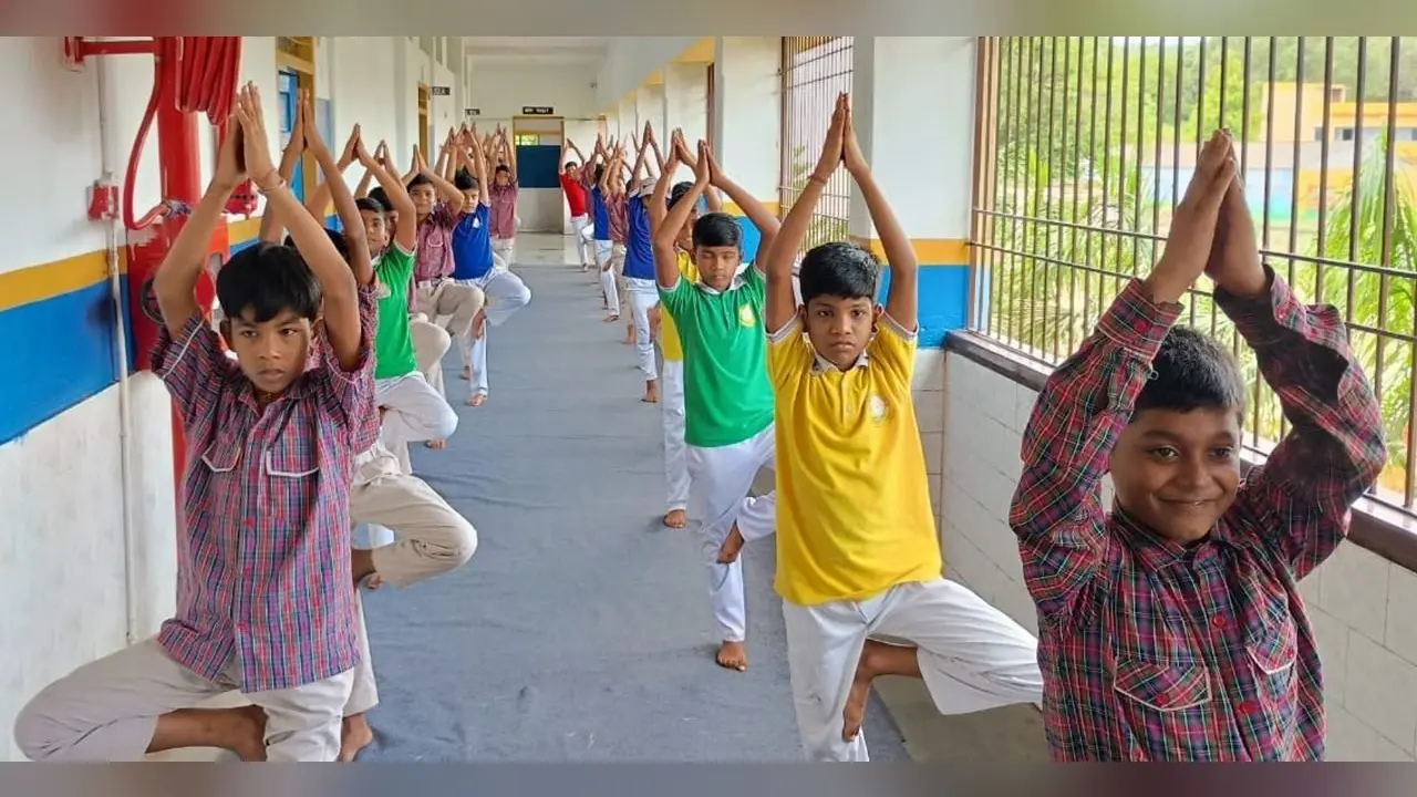 खलारी के विद्यालयों, संस्थानों, थाना और पंचायतों में हुआ योगाभ्यास