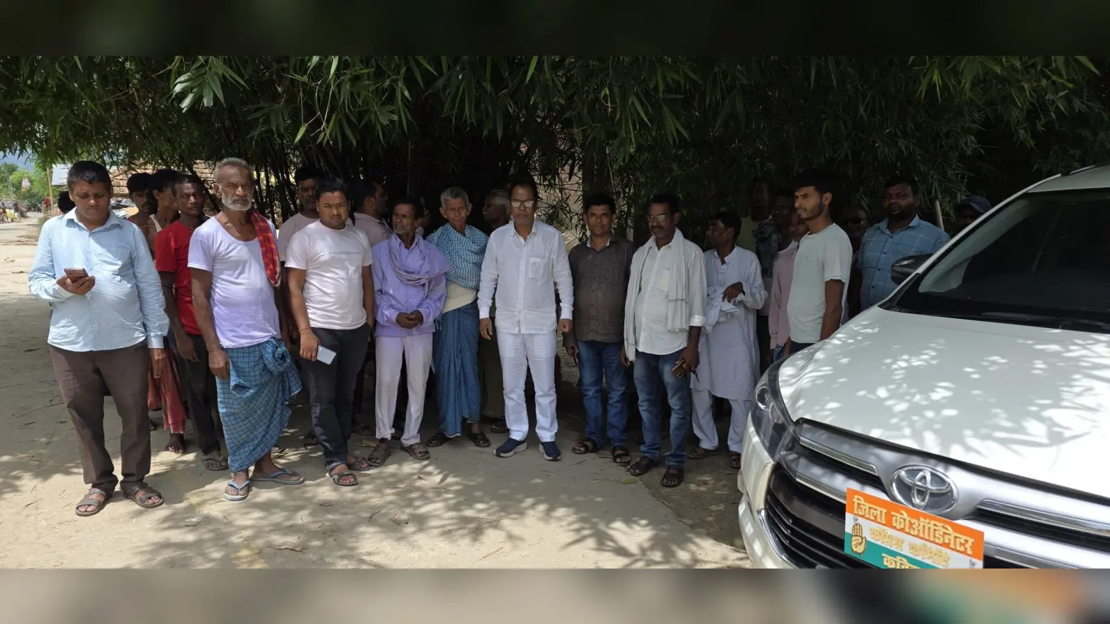 प्राणपुर में कांग्रेस कार्यकर्ताओं ने चलाया जनसंपर्क अभियान