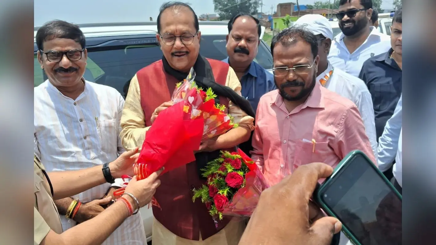 झुमरा पहाड़ पहुंचे वित्त मंत्री राधाकृष्ण किशोर, स्कूल में बने बच्चों के टीचर, देखिए तस्वीरें