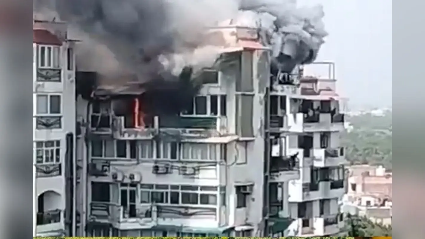 Delhi Fire: द्वारका अग्निकांड, 7वीं मंजिल से कूदा परिवार, पिता और दो बच्चों की दर्दनाक मौत