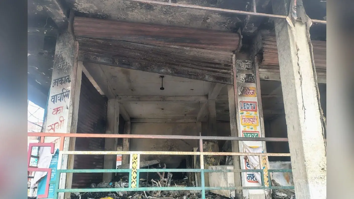 Palamu News: आग में जलकर खाक हुई इलेक्ट्रॉनिक्स दुकान, डेढ़ लाख कैश समेत 30 लाख की संपत्ति का नुकसान