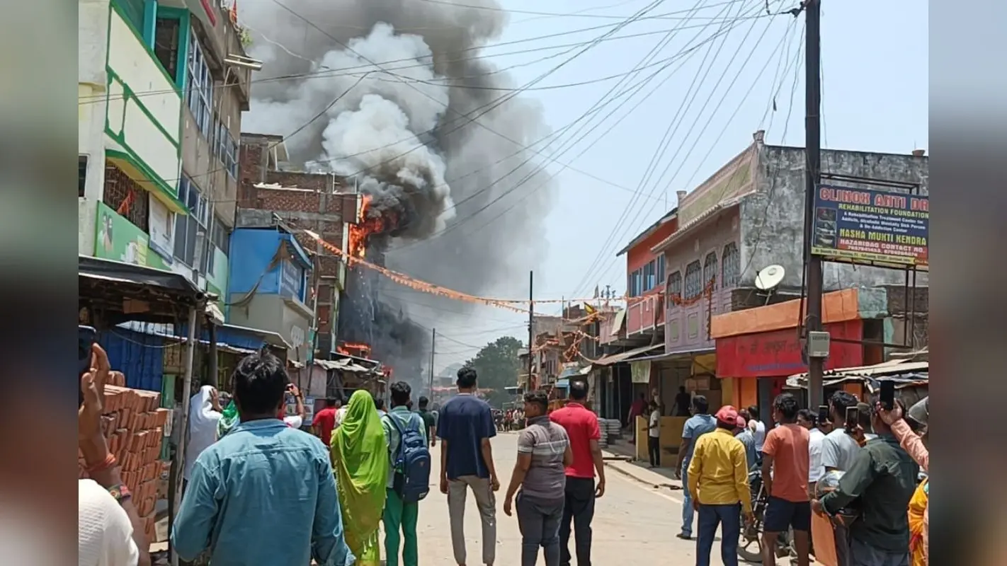 Fire News : बड़कागांव में डेकोरेशन और पटाखों की दुकान में लगी भीषण आग, लाखों का नुकसान