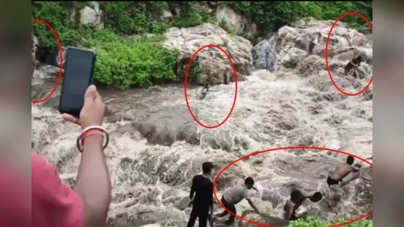 Video: गया के वाटरफॉल में तबाही का मंजर, अचानक तेज पानी में जब फंसी  लड़कियां