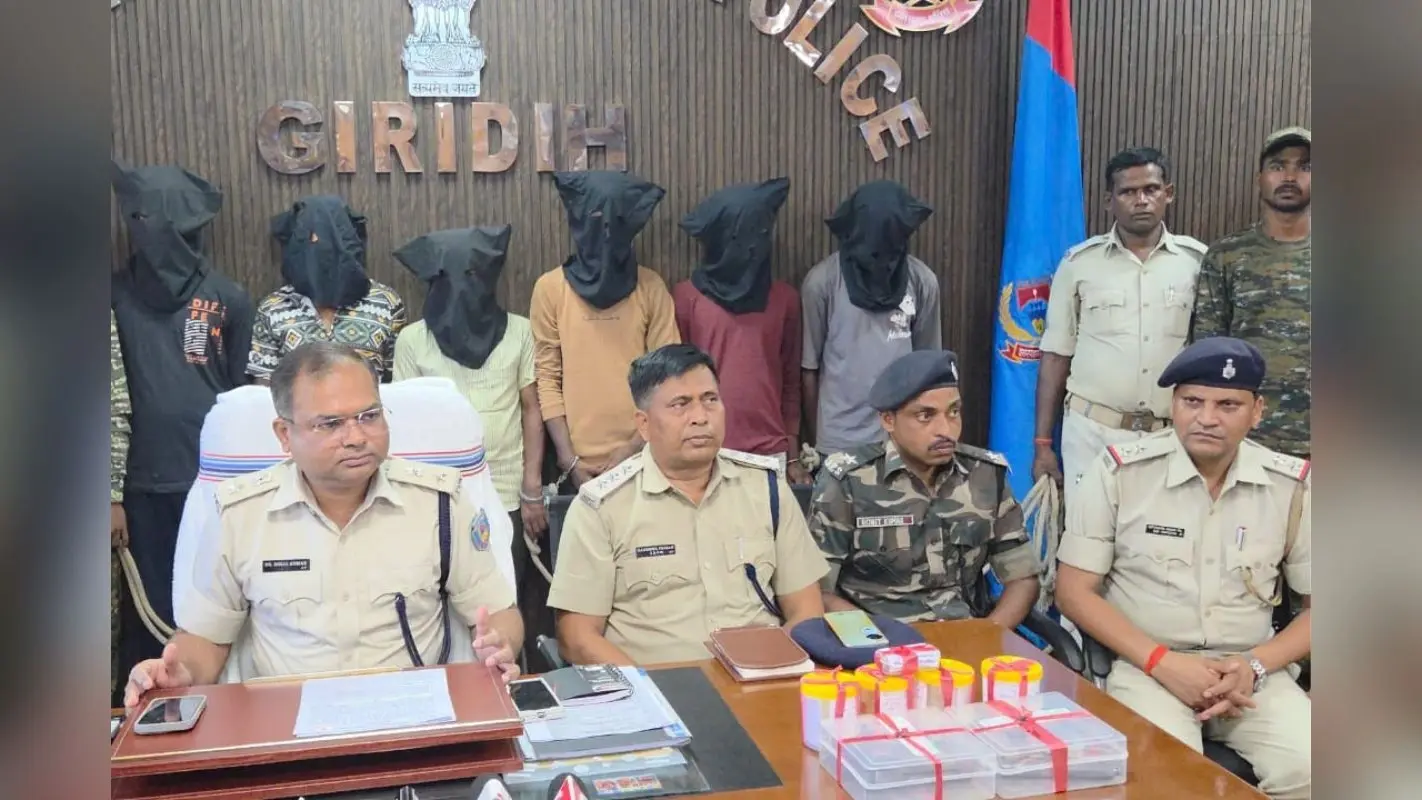 गिरिडीह पुलिस को मिली बड़ी सफलता, जेवर कारोबारी से लूटपाट करनेवाले गिरोह के 6 अपराधी हथियार के साथ अरेस्ट