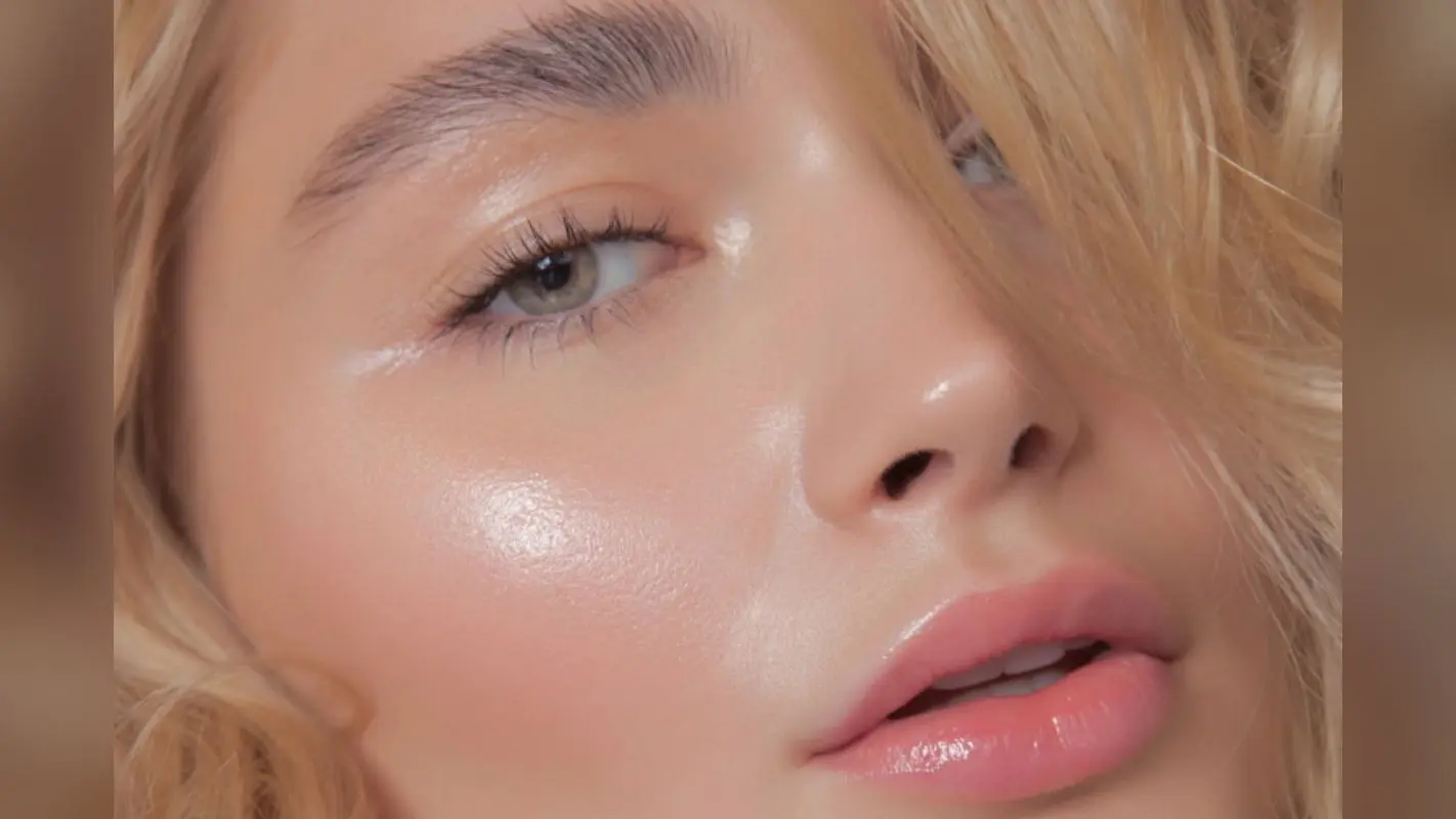 Glass Skin Look: इस आसान रूटीन से पाएं ग्लोइंग ग्लास स्किन लुक,बिना भारी मेकअप के