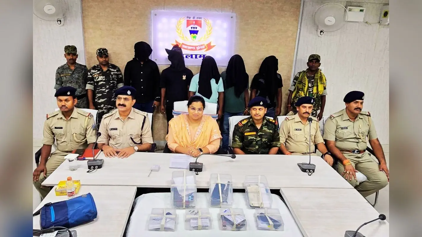 Palamu News: 2 हाईवा जलाने के मामले में 5 गिरफ्तार, 2 हथियार और कारतूस बरामद