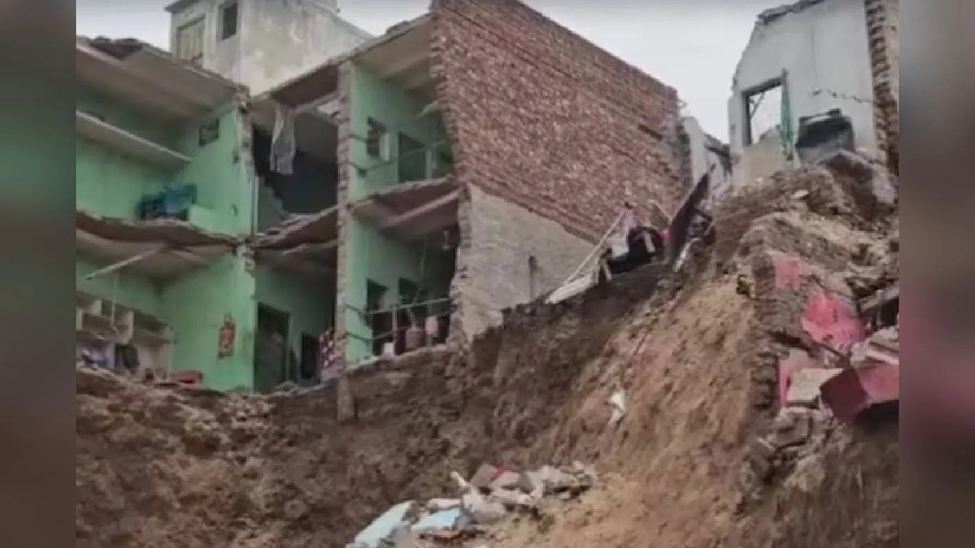 Mathura Building Collapsed : यूपी के मथुरा में बड़ा हादसा, इमारत ढही, कई लोगों के दबे होने की आशंका