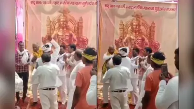 तारीफ में पढ़े कसीदे, पहनाई माला, फिर नेता जी को जड़ दिया जोरदार थप्पड़, देखें वीडियो
