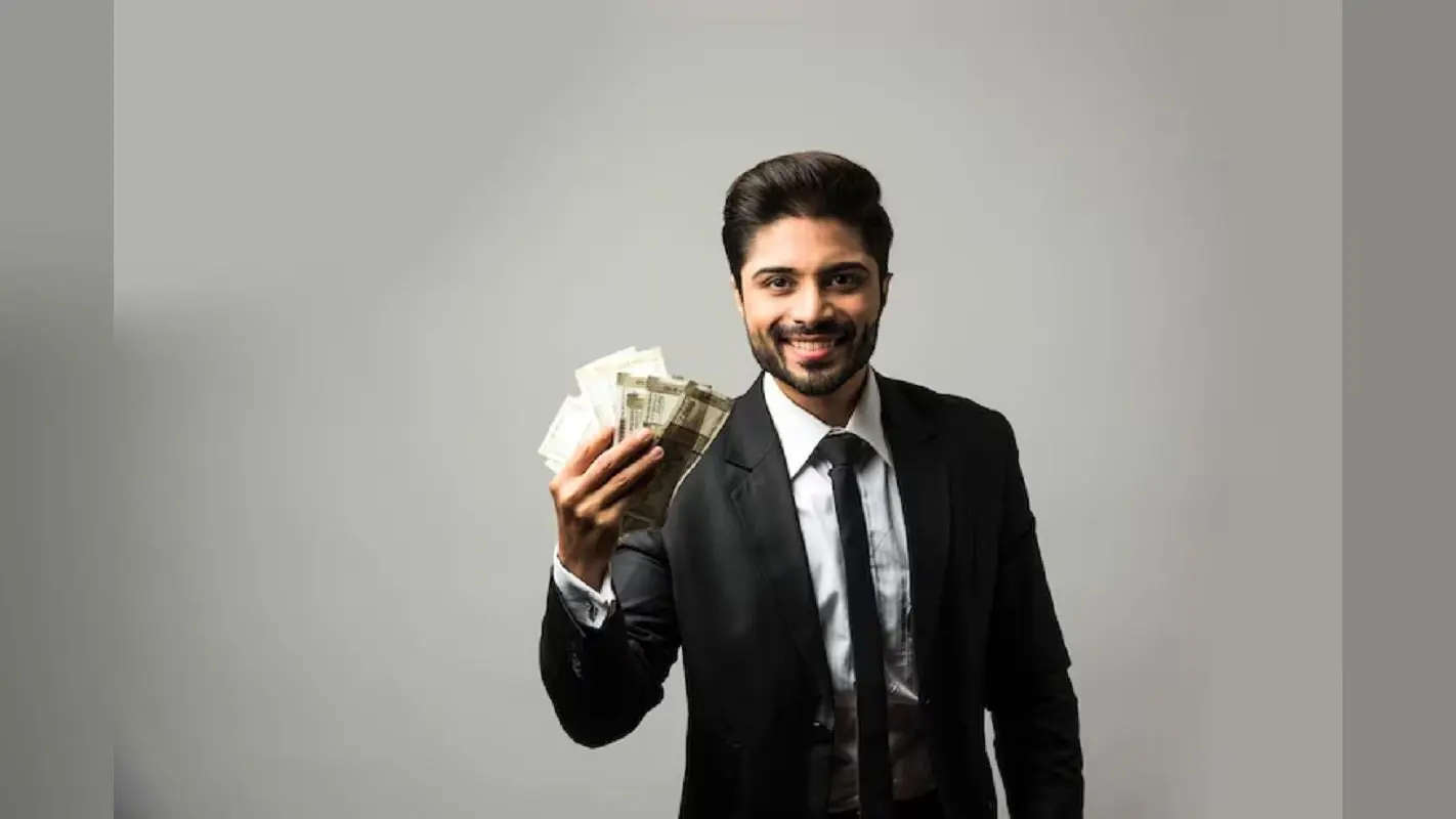 नोटों की गड्डी से खेलते हैं इस महीन में जन्मे हुए लोग, जान जाएंगे तो आप भी ढूंढेंगे इन्हें