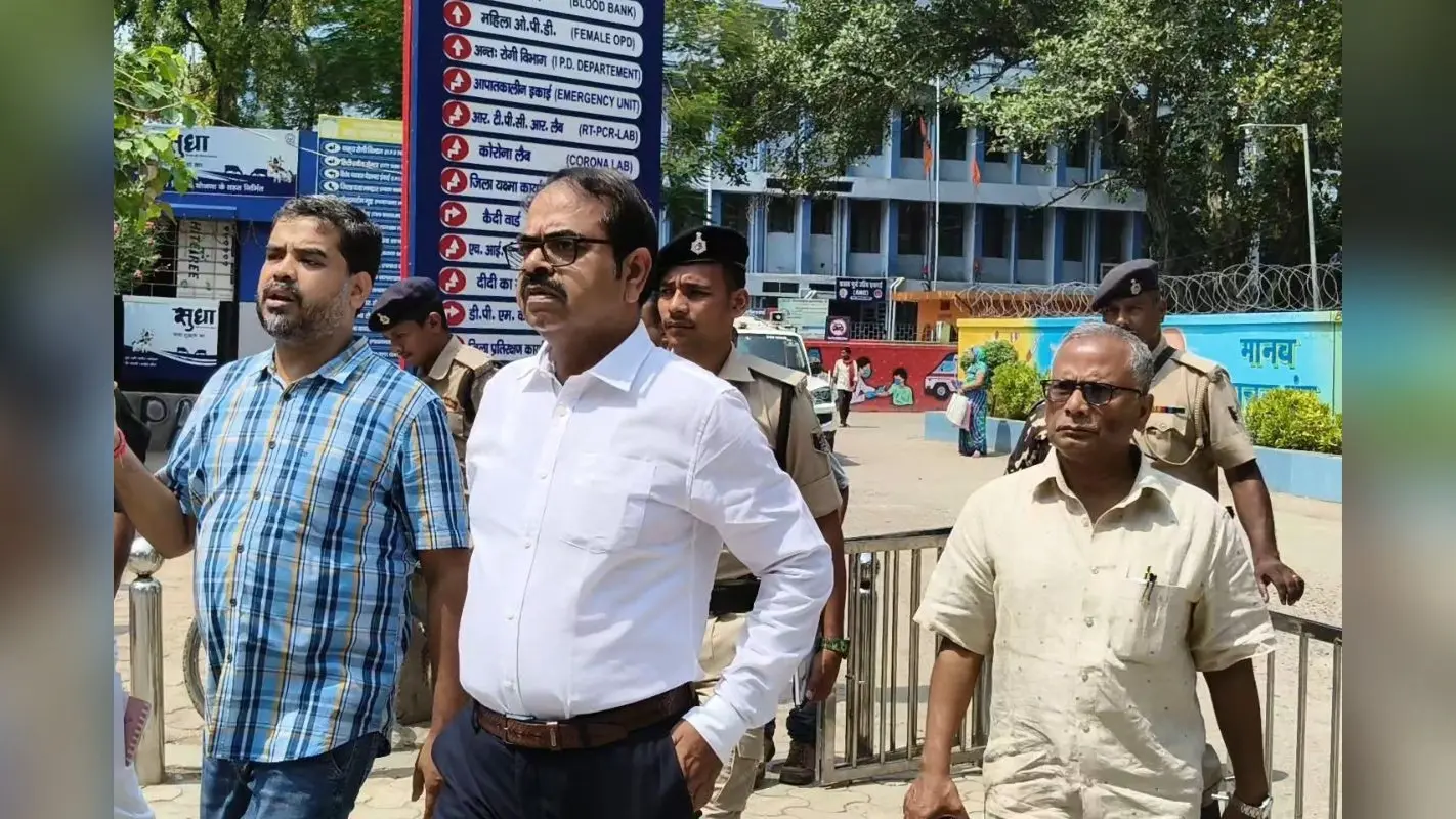 Bihar News: सदर अस्पताल पहुंचे कैमूर DM, अब अनुपस्थित कर्मियों पर कसेगा शिकंजा
