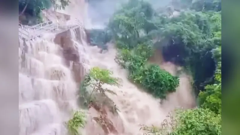 Kakolat Waterfall Video: ककोलत वाटरफॉल में अचानक आई भीषण बाढ़, तेज बहाव से कुंड के आसपास बनी खतरनाक स्थिति…